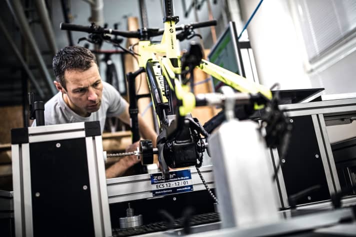   Neben den Fahreindrücken testet EMTB alle Räder und die meisten Bauteile im eigenen Testlabor auf Prüfständen.