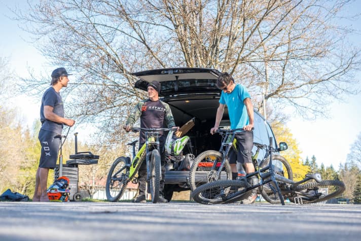   This is how we test: Four testers rode the bikes in the Geißkopf bike park in direct comparison - on the rough "freeride" and "downhill" trails. We utilised the expertise of Worldcupper Johannes Fischbach. Fischi took part in our tests as a celebrity tester. Each bike was beaten over the trails until a clear test impression emerged. The much more expensive Specialized Demo in 29 inches served as a reference for an even broader assessment.