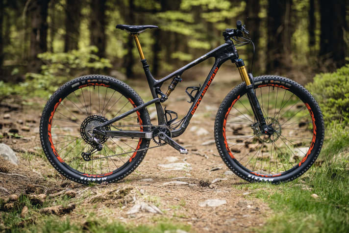   Its predecessor was already a pioneer. Rocky Mountain was one of the first manufacturers to pump up its Element race bike to 120 millimetres at the end of 2016. In model year 2022, there will even be ten millimetres more travel on the fork.