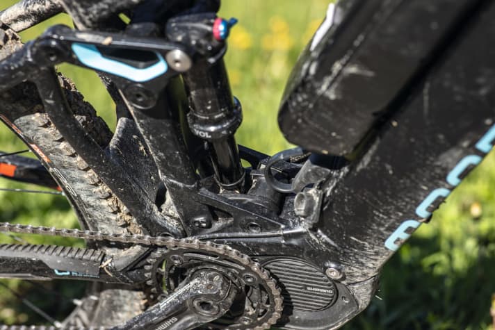   Bei gewissen E-MTBs kann man die Reichweite mit einem Range Extender oder einem zweiten Aufsteck-Akku auf über 1000 Wattstunden erhöhen.