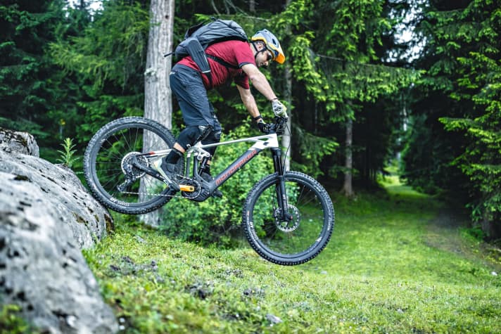   The landing (image 5) is also done in the same way as the classic drop. If you have mastered the boost drop in difficult terrain, then you are already one of the riding technique cracks.