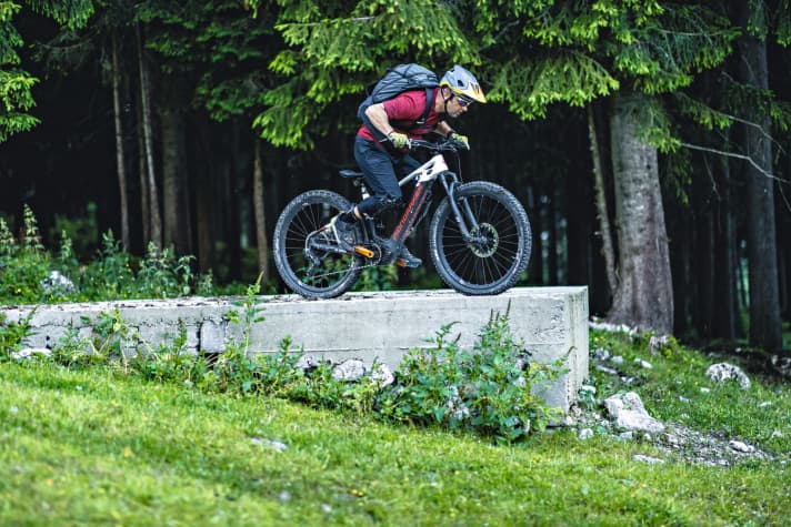   Image 2: The edge is getting closer. Now it's time to build up tension, bend your arms and legs further and move your upper body forwards over the handlebars. Keep your eyes fixed on the landing.