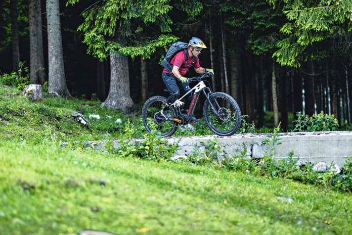   Image 1: Stalking in the basic position. Constant speed, body centred over the bike, arms and legs slightly bent, eyes already on the landing. The parade foot is in front.
