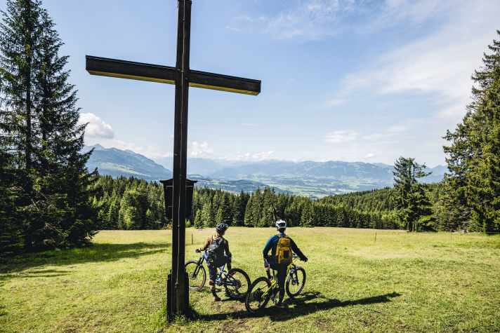 Die bayerischen Voralpen sind schon wegen ihrer Aussicht nicht nur bei Bikern beliebt...