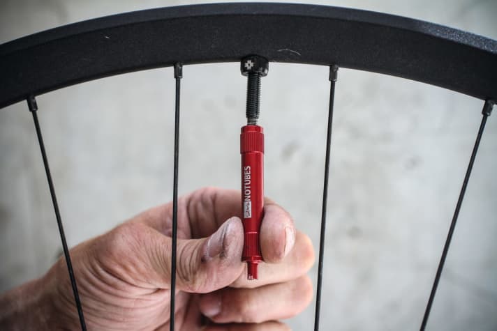   To inflate the tyre to the final pressure, you must first screw in the valve core again.