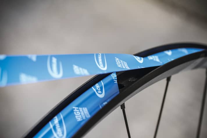 If the old rim tape was not yet "tubeless ready": First clean the rim bed of adhesive residue (with alcohol) before fitting, then apply the new tape without creases and under tension. Start just before the valve hole and allow the tape to overlap at the end so that the valve is glued over twice. This provides a better seal.