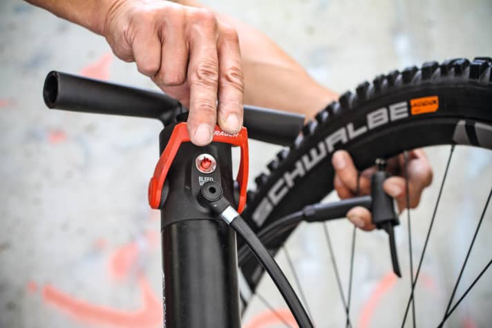   Special pumps with compressed air reservoirs or tubeless boosters work best when converting to tubeless tyres.