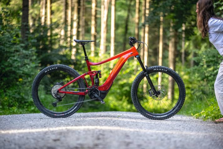   The Reign E+ 2021 rolled on 27.5 mm tyres, had an extremely low front end and super long chainstays. It also has the characteristic low-slung motor under the bottom bracket.