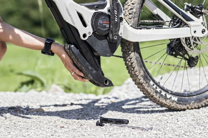   Ghost Hybride ASX 6.7+: To keep the bike's centre of gravity low, the motor has been tilted in the bike and the battery placed in front of it. The battery is pushed downwards out of the down tube for changing.