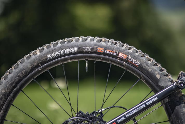   Thok Mig 2.0: Mit dem Maxxis Assegai hat das Mig 2.0 ein echtes Ass im Ärmel. Der Reifen verleiht dem Bike viel Sicherheit und Traktion.