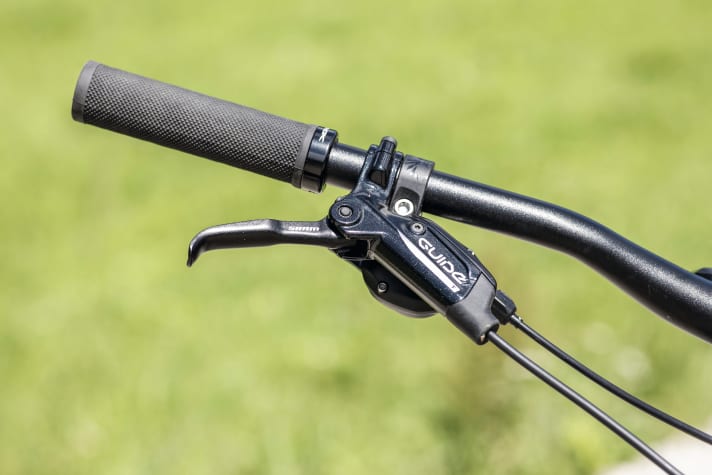   Thok Mig 2.0: The mediocre Sram Guide T loses some riding confidence. There are better brakes for steep, long descents.