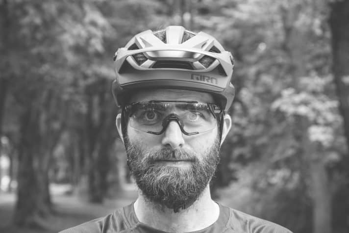   Stefan Frey, BIKE-Testredakteur: „Irre, wie sich der erhitzte Reform-Sattel an den Körper anformt. Carbon-Schale und -Gestell machen ihn aber sehr unnachgiebig. Die Sattelnase ist für steile Klettereien recht kurz.“