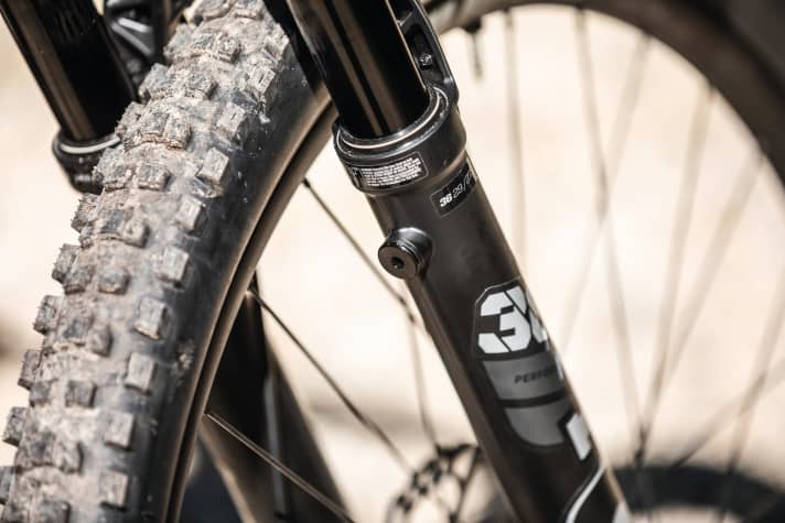   The new Fox 36 is already used on the Commencal Meta. In the Performance version, however, the bleed valves are only dummies.