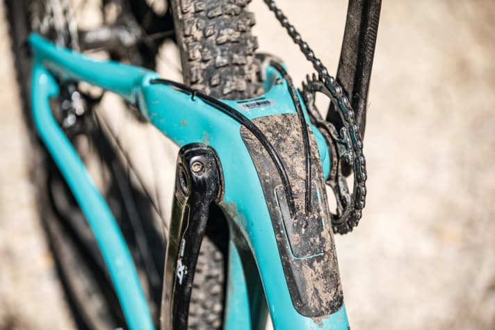   Below the bottom bracket, the otherwise neatly integrated cables run unnecessarily far along the outside of the frame.