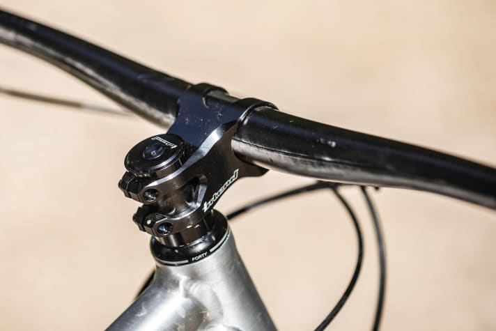   Intend-Vorbau und Bike-Ahead-Carbon-Lenker halten das Gewicht gering und sorgen für eine schöne Optik.