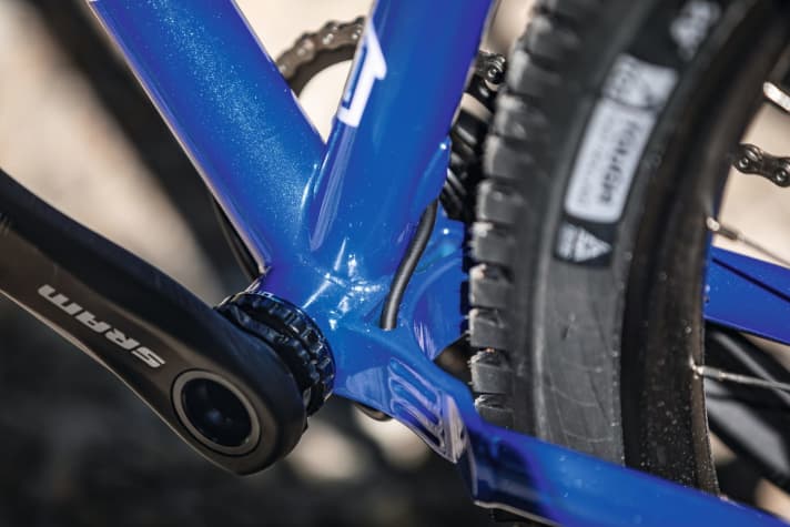   Die Außenhülle für die Teleskop­stütze wurde zweckmäßig durch das Yoke verlegt.