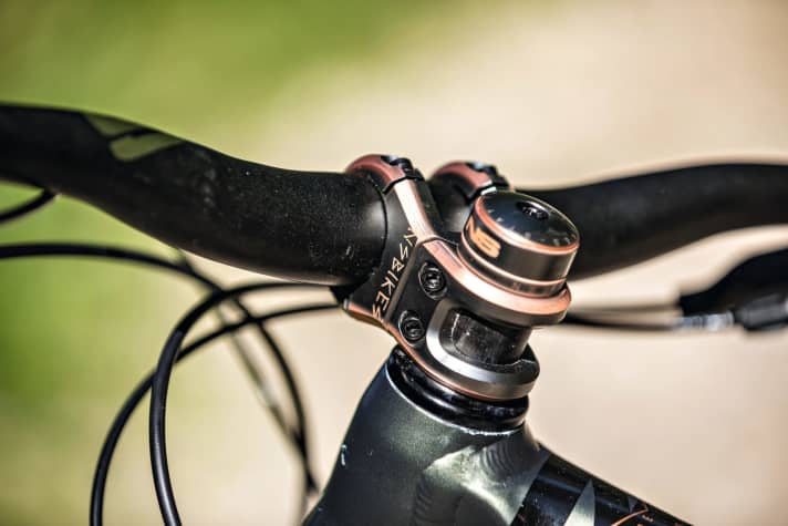   With the stem and spacers in a used look, the Define sets visual accents.