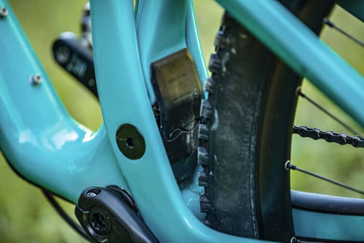   In the SB115, the two pistons of the Switch Infinity rear triangle are hidden behind a plastic cover and protected from dirt.