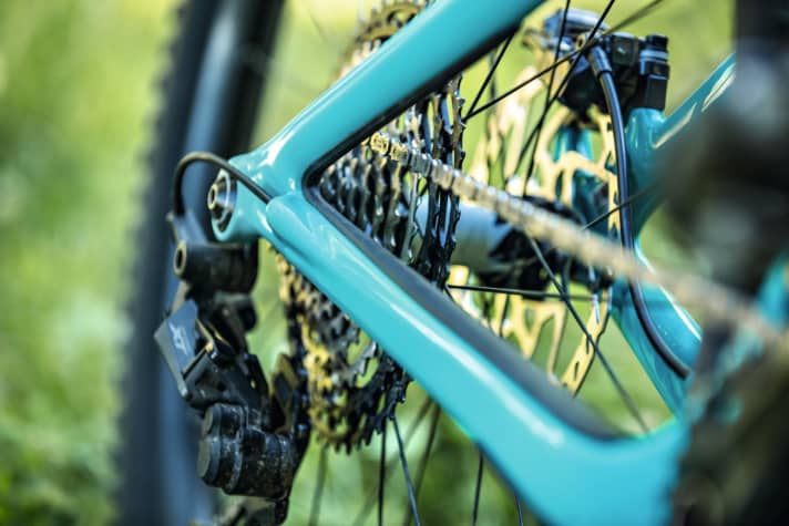   The rear triangle is perfectly protected against chain slap and the internal cables are rattle-free.