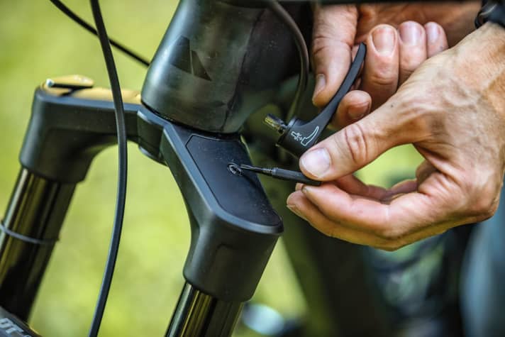   The key for the fork valve cover is securely inserted in the quick-release axle lever while riding.