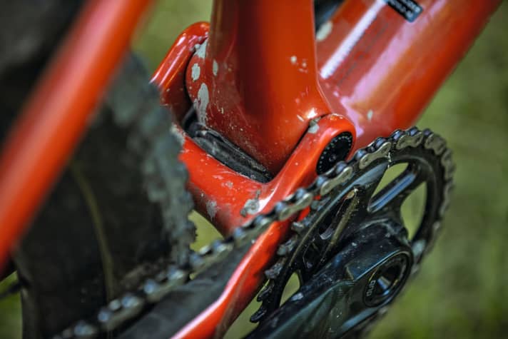   A rubber sleeve between the main frame and rear triangle protects the brake and gear cables from dirt.