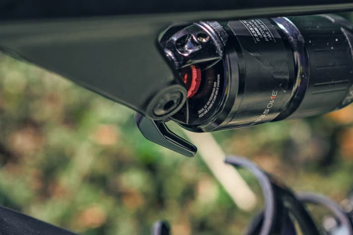   Im offenen Zustand verschiebt man mit dem Knie oder beim Flascheeinfädeln oft ungewollt die Hebelposition am Dämpfer.