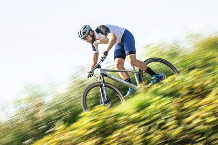   Mit ordentlich Fahrtwind um die Ohren fühlt sich das laufruhige BMC am wohlsten.