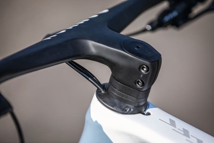  Handlebar-stem units are stylish and lightweight, but offer the rider no option for subsequent customisation.