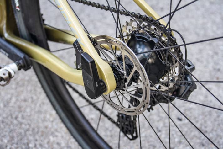   The receiver of the shift signal is located in the lever of the thru axle.