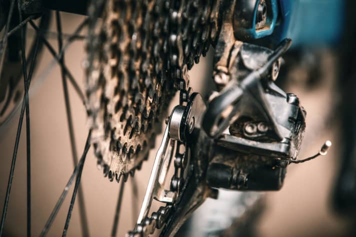   Canyon Neuron CF 9.0: The XO1 Eagle rear derailleur caused problems twice. Once it lost half of the cage, then the upper derailleur pulley also broke.