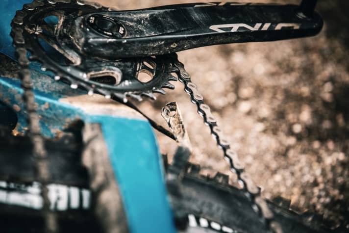   Canyon Neuron CF 9.0: Towards the end of the relationship, the plastic protection of the chainstay cracked. You have to call the Canyon customer centre for a replacement.