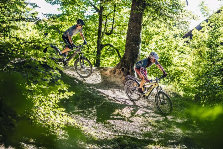   On moderate terrain, the Husqvarna can follow its rival well. On bumpy terrain, the Flyer pulls away with its suspension travel reserves.