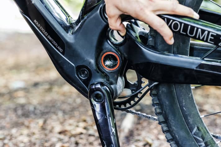   Bold Unplugged Volume 2: Generous rear triangle bearings: The main bearings of the rear triangle are significantly larger than usual. This puts less stress on the individual bearing balls. The bearing still runs like new.