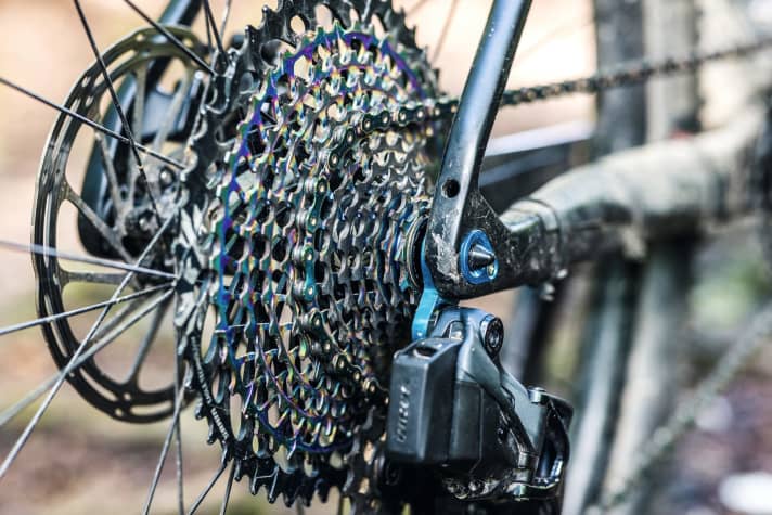   Cube Elite C68 SLT: A chain break caused the derailleur hanger to break. As a result, the rear derailleur inflicted an unproblematic chipping in the top layer of the carbon frame.