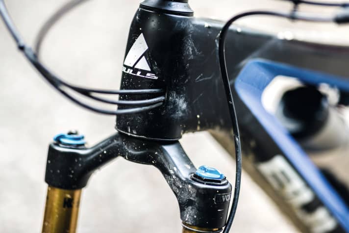   Bulls Wild Ronin: Die Kunststoffführung der innen verlegten Züge hat sich in Luft aufgelöst. Die Züge laufen seitdem lose in den Rahmen und klappern noch lauter.