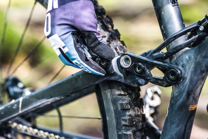   Specialized Stumpjumper Comp Carbon: Immer mehr Fullys werden ab Werk ohne Fett im Hinterbau ausgeliefert. Geräusche sind damit vorprogrammiert. Auch beim Stumpy mussten wir nachschmieren.