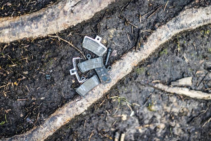   <a href="https://luna.r.lafamo.com/ts/i5533923/tsc?amc=con.blbn.497955.507800.14129791&smc=BIKE&rmd=3&trg=https%3A%2F%2Fwww.fahrrad-xxl.de%2Fsuche%2F%3Fq%3DSpecialized%2BStumpjumper%2BComp%2BCarbon%2B" target="_blank" rel="noopener noreferrer">Specialized Stumpjumper Comp Carbon</a> *: Die Sram-Guide-Bremsen hatten zu wenig Power, dafür aber einen gehörigen Bremsbelagverschleiß. Unser Tester wechselte regelmäßig.