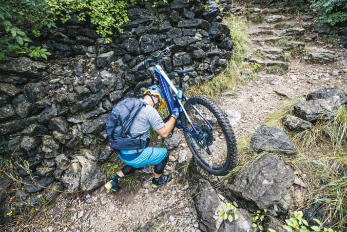   Das geht los beim Hochheben. Am besten, man stellt das Bike auf eine Stufe (1).