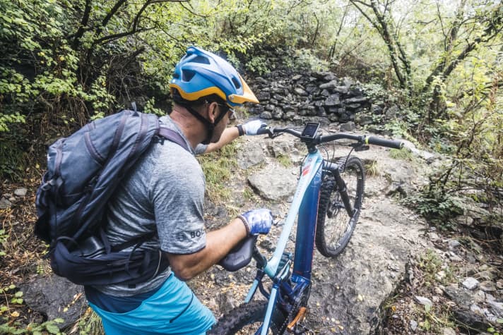   Stellen Sie den Sattel dafür auf die höchste Position. Das Schieben mit Druck auf den Sattel erweist sich übrigens auch auf steilen Schotterpisten als Mittel der Wahl. Auf diese Weise kann man steilste Anstiege recht kraftsparend bewältigen. (4)
