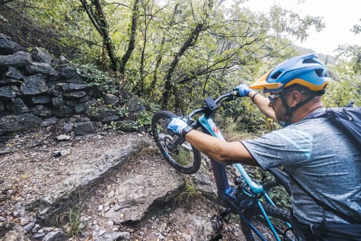   Mit einer potenten Schiebehilfe lässt sich manch unwegsame Passage mühelos meistern. Je ruppiger das Gelände, desto wichtiger ist auch beim Schieben die Linienwahl. (1)