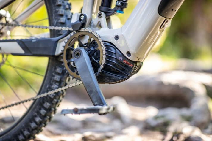   The facts about the Bosch Performance CX: 2.96 kilos (EMTB measurement), 4 gears, only customisable with Nyon display. Max. Torque on the EMTB test bench: 79 Newton metres. 