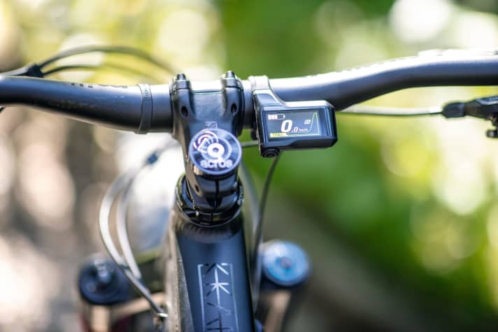   Sportlich, kompakt und minimalistisch: Auch mit dem neuen EP8-Display hält Shimano an dieser Philosophie fest. Die Vorteile sind ein exzellenter Schutz vor Beschädigung, eine dezente Optik und gute Bedienbarkeit. In Sachen Zusatzfunktionen hat Shimano das Nachsehen. Größtes Manko: die ungenaue Akku-Stand-Anzeige ohne Prozentwerte. 