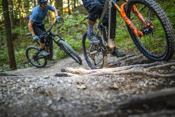   Für das Duell haben wir beide Motoren ausgiebig und im direkten Vergleich getestet. Nicht nur auf dem Trail, auch auf dem Prüfstand im EMTB-Testlabor mussten sich die Kandidaten beweisen. 