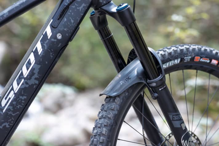   Scott Ransom eRide 910: Wertig – der Fox-Fender ist stabil an die massiven Tauchrohre der 38er geschraubt.