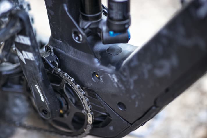   Scott Ransom eRide 910:  Heilige Kuh – Scott verzichtet am Ransom auf das Twinloc-System. Fans der Fahrwerks-Fernbedienung können das Feature nachrüsten: Der Kabelausgang sitzt unterm Dämpfer.