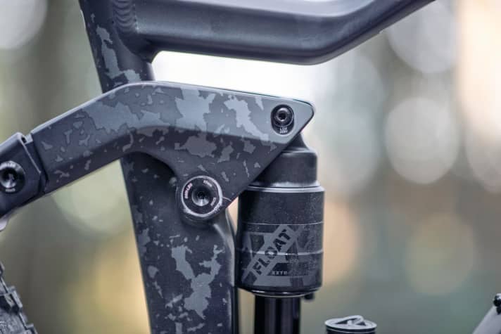   Scott Ransom eRide 910: Variabel – über den Flipchip in der Dämpferaufhängung lässt sich das Fahrwerk verstellen. In der tiefen Einstellung sind Sitz- und Lenkwinkel ein halbes Grad flacher.