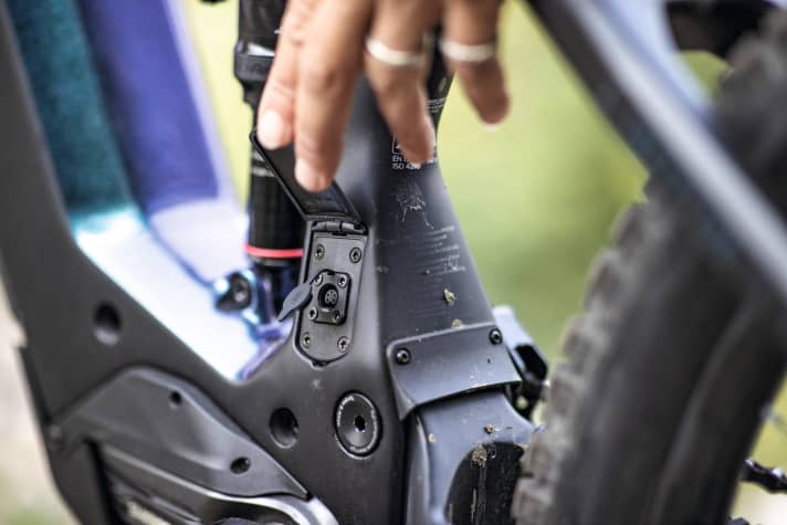   Stevens E-Inception FR 9.7: Another top solution: the solid charging socket with separate rubber seal.