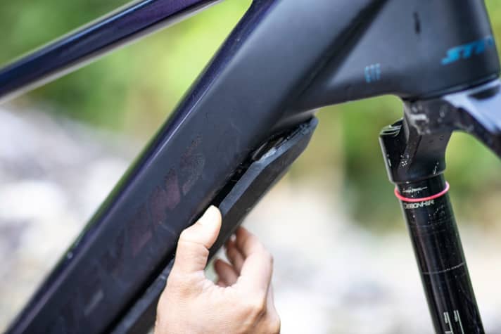   Stevens E-Inception FR 9.7: The battery cover on our test bike didn't fit very well. It even fell off during a test ride on a downhill track. According to Stevens, the design should be more stable in series production.