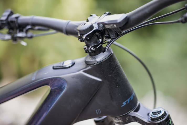   Stevens E-Inception FR 9.7: Ein elegantes Detail ist die integrierte Kabelführung durch den Acros-Steuersatz. Das macht das Cockpit besonders aufgeräumt.
