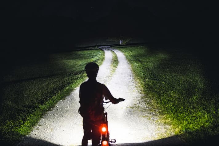Wer im Dunkeln nach Hause fährt, gefährdet sich und seine Mitmenschen. Ausreden wie „Akku leer“ oder „Licht vergessen“ ziehen bei den von uns getesteten E-MTB-Lampen nicht mehr. Sie sind überall dabei, und der Strom geht  so schnell auch nicht mehr aus.